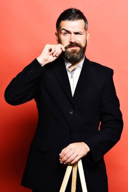 Klasik takım elbise uzun bıyık ve sakal olan adam. Sanatçı ile şık bir saç modeli ve çekici emin yüz.