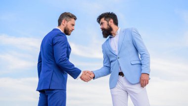 Onaylı iş anlaşması her iki ortak tarafından kabul. El sıkışırken girişimcilerin başarılı anlaşma sembolü. İş ortağı güveneyim işaretidir. Erkekler resmi titreyen eller mavi gökyüzü arka plan uygun