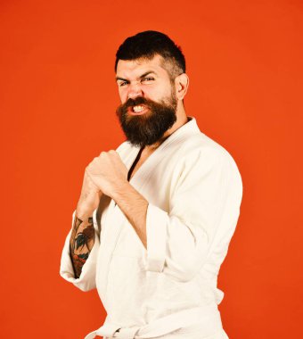 Taekwondo ana uygulamaları saldırı veya savunma duruş. Eğitim ve mücadele kavramı. Karate adam azgın yüz