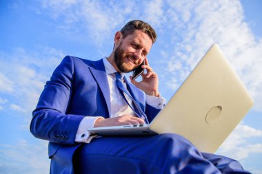 Adam resmi uymak ile laptop telefonda konuşuyoruz. Ultimate guide olma satış lideri. Dalga köpüğü enterne istemciye konuşurken iş adamı. Satış Müdürü sorumlulukları. İrtibatta kalmak