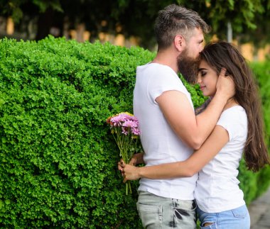 Gitmesine asla izin vermeyeceğim. Aşık çift içinde park yeşil çalılar geçmiş tarihte sarılmak. Adam aşık güzel bir kız. Adam hipster hugs kadın sakallı. Gerçek aşk güçlü romantik duygular haline