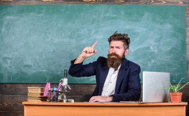 Eğitim hikayeler anlatmaya. Öğretmen sakallı adam ilginç hikaye anlatayım. Öğretmen karizmatik hipster tablo sınıf kara tahta arka plan otur. En iyi arkadaş olarak muhatap ilginç öğretmen