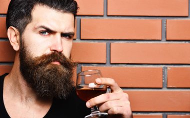 Bardak konyak adamla. Maço ciddi bir yüz ile konyak ya da viski içer