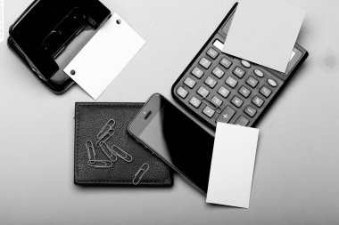 İleti örneği, cüzdan, telefon ve hesap makinesi. Kopya alanı ve çıkartmaları ile klipler ile kartvizit.