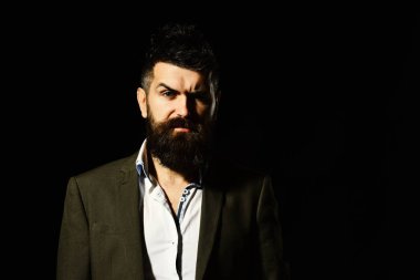 Güven ve zarafet kavramı. Dikenli saç ve sakal ile iş adamı. Kendinden emin ve zor yüz ile iş elbiseli adam