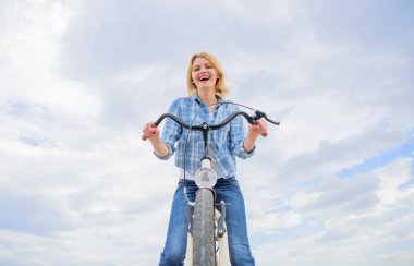 Kız kısa döngüsü Tur seyahat ve yol boyunca dur off ile keyfini çıkarın. Kadın Bisiklete binmeyi seviyor. Kız Bisiklet gidon tutar. Boş zaman Bisiklete binme vardır keşfetmek ve yeni yerleri ziyaret bisikletle görmek