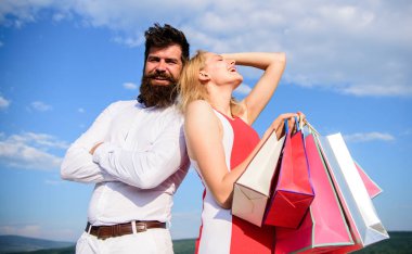 Cömert bir hediye. O bilir nasıl onu mutlu. Doğum günü kızı yedekleneceğini hipster emin stan geri döndü. Kız grup alışveriş torbaları hediyeler Doğum Yıldönümü tatil tutun. Cömertlik adam için önemli özelliktir
