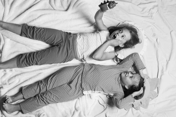 Çocukluk ve son tarih kavramı. Uyudu üzerinde komik yastıklar yalan üzerine kız öğrenciler