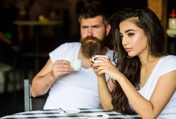 Humor de ensueño. Tome un descanso para disfrutar del café y soñar con cosas agradables. Un par de bebidas café expreso negro en la cafetería. Mañana la tradición del café. Pareja disfrutar de café caliente. Disfruta cada momento —  Fotos de Stock