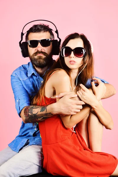 음악 팬 들 평온한 얼굴로 음악을 즐길 수 있습니다. 수염을 가진 남자는 분홍색 바탕에 예쁜 여자를 안 아. — 스톡 사진