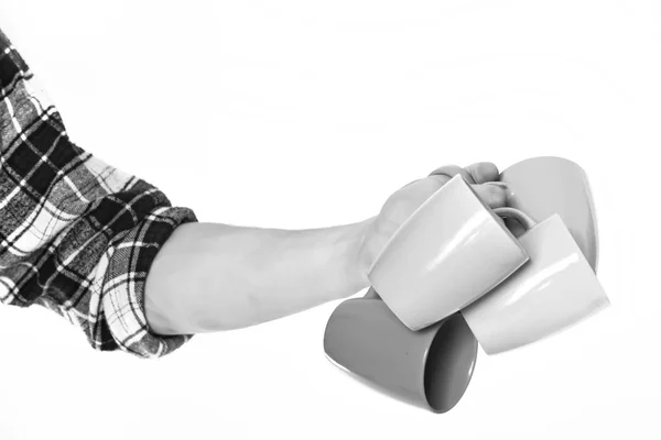 Starke männliche Hand hält bunte Tassen isoliert auf weißem Hintergrund, Kopierraum. — Stockfoto