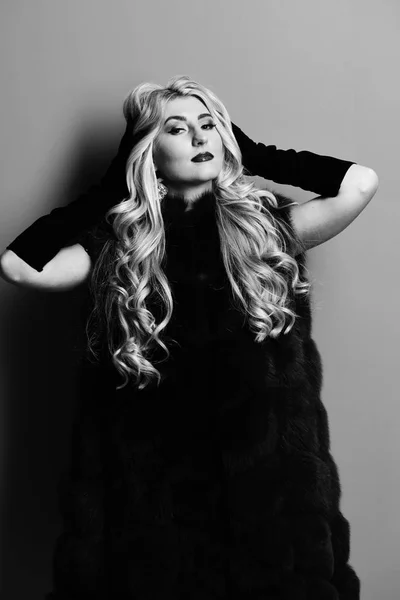 Μαύρο βελούδο γάντια σε φόντο κόκκινο στούντιο. μοντέρνα σέξι γυναίκα με γούνα — Φωτογραφία Αρχείου