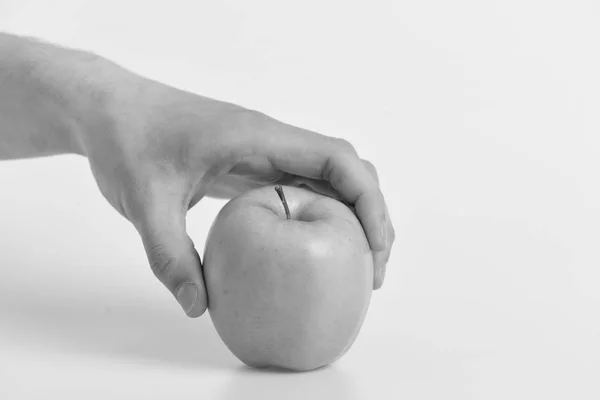 Apple frukt isolerad på grå bakgrund. Manlig hand håller grönt äpple. Apple i färska saftiga färg — Stockfoto