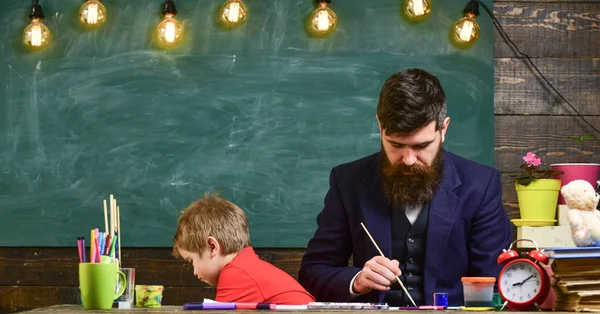 Öğretmen sakallı, çizim arka plan kara tahta sınıf, küçük oğlu yakınındaki, takılmak iken Peder. Çocuk ve meşgul yüz boyama, resim öğretmeni. Sanat ders kavramı