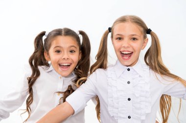 Okul kızları şirin ponytails saç ve parlak gülümsüyor. En iyi arkadaş mükemmel öğrenciler. Mükemmel kız öğrenciler derli toplu görünüm Tanıştığımıza memnun. Okul yeni arkadaşlar. Bizi daha yakından tanımak
