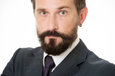 Olgun ve tecrübeli. Erkek yüzü sakallı ve bıyıklı, sakin. İş adamları kıyafet yönetmeliği. İş tarzı görünüş. İş adamı klasik resmi kıyafet modern detay küpesi