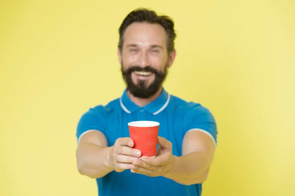 Guy barba e baffi tiene carta tazza di tè o caffè. Offrirti da bere. Trainer esperto uomo cura per l'equilibrio idrico. Concetto di condivisione e generosità. Bevi un sorso. Prendi questo se vuoi bere. — Foto Stock