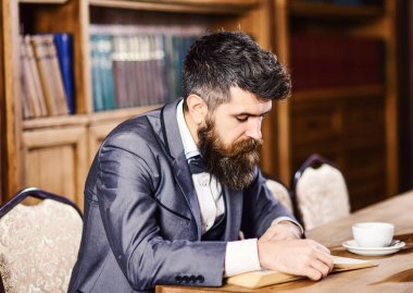 Sakallı adam kavramı. Okuma ve çay veya kahve içme sakallı adam