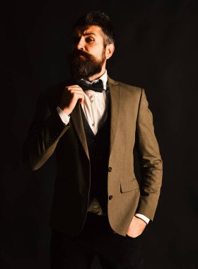 Şık sakallı ve bıyıklı bir yönetici ya da konuşmacı..