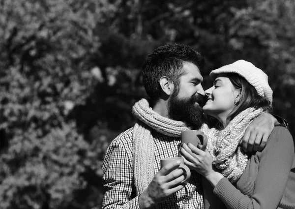 関係と熱い飲料の概念。女の子と髭の男 — ストック写真