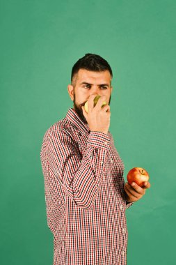Taze meyve kokusu alan bir çiftçi..