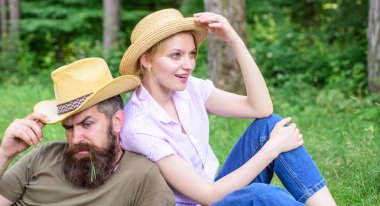 Giyen güneş şapkaları baş ve saç güneşten korumak. Uygun giyim ve ekipman yürüyüş ve piknik orman için seçin. Nedenleri kesinlikle daha fazla şapka giymek gerekir. Çayır rahatlatıcı kaç hasır şapka içinde oturmak