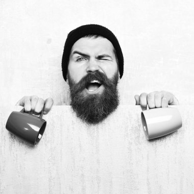 Kâğıt çarşaf ve fincanlarla vahşi beyaz hippi sakallı.