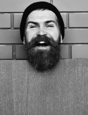 Kırmızı kağıt çarşaflı, vahşi, beyaz bir hippi.