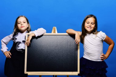 Sınıf ve okul kavramı dön. Okul kıyafetleri giymiş çocuklar