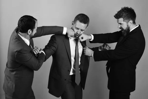 Los hombres de negocios usan trajes y corbatas inteligentes. Argumento y negocio —  Fotos de Stock
