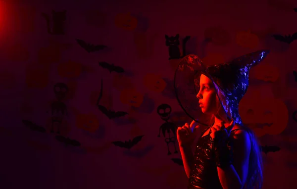 Schöne Mädchen Hexe auf dunkelrotem Hintergrund — Stockfoto