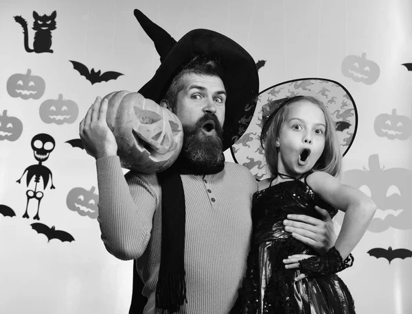Ojciec i córka w kostiumach. Czarodziej i mała czarownica — Zdjęcie stockowe