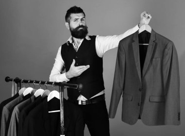 Tüketim ve zarafet kavramı. Sakallı adam