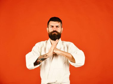Karate adam üniformalı ciddi bir yüz. Sakallı