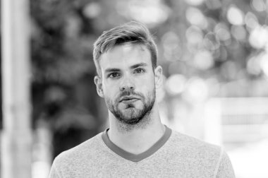 Sakin suratlı, doğal geçmişi olan, dağılmış bir adam. Sakallı ya da traşsız adam dışarıda yakışıklı görünüyor. Sakallı ve çekici adam görünüşüne önem veriyor. Cilt bakımı kavramı