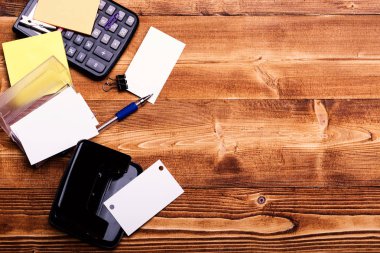 Kart tutucusunu ahşap arka plan üzerinde kalem yakınındaki kartlarda