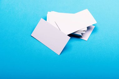 Cyan mavi arkaplan üzerinde kartvizitler yığın.