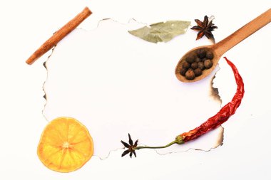 Tahta kaşık karabiber topları, tarçın, Anason yıldız ile