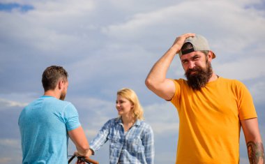 Hipster pişman gözümün önünde çift aşık. Hipster kıskanç ve pişman hissettiriyor. O benim olmalı. Nasıl gitmesine izin verirsin. Dostum pişmanlık ona gitmek istemedim. O başka bir adamla çıkıyor