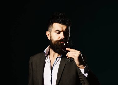 Ciddi yüzlü, pahalı şarap tatmış bir uzman.