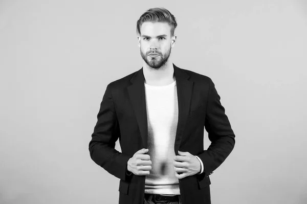 Moda masculina, estilo e código de vestimenta. Homem de fato formal, camisa, moda. Empresário com cara e cabelo barbudo, corte de cabelo. Conceito de negócio, empreendedorismo e carreira — Fotografia de Stock