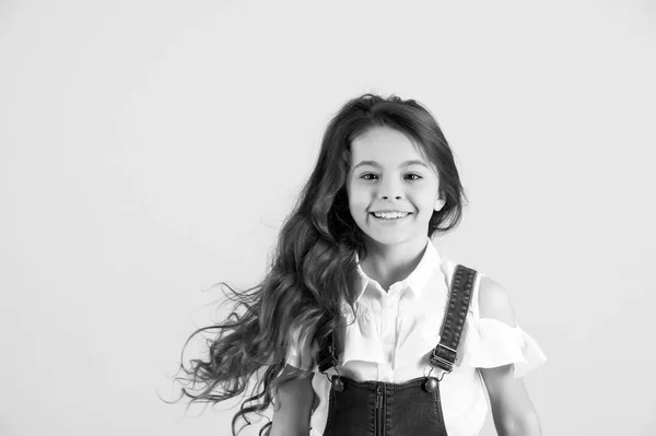 Haarverzorging, kapsel kapper. zwart-wit gelukkig klein meisje — Stockfoto