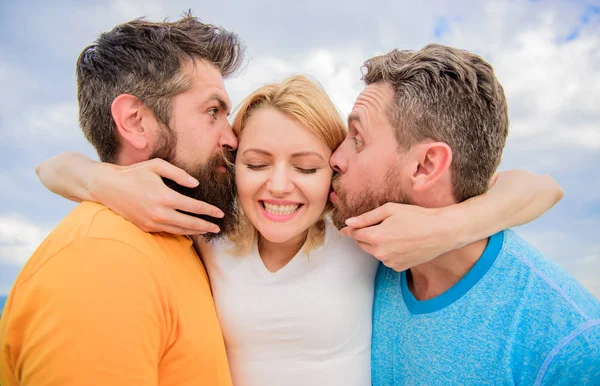 Os homens beijam as mesmas bochechas. A senhora gosta de relações românticas ambos os admiradores. Os homens apaixonam-se pela mesma mulher. Ela gosta de atenção masculina. Triângulo amoroso. Abraços de menina com dois caras. Questões de relações românticas — Fotografia de Stock