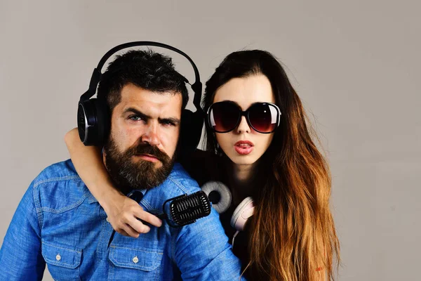 Пара закоханих носить навушники і тримає мікрофон . — стокове фото