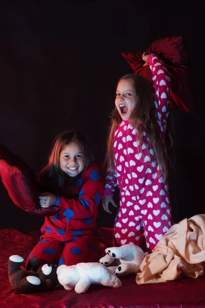 Pijamalı çocuklar yastık savaşı yapar. — Stok fotoğraf