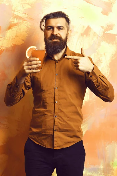 Brutal caucazian hipster holding tropical alcoolic cocktail proaspăt — Fotografie, imagine de stoc