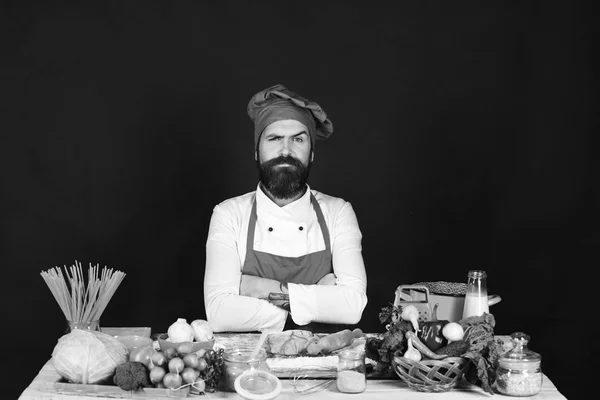Шеф-кухар з макаронами, овочами та тістом на столі . — стокове фото