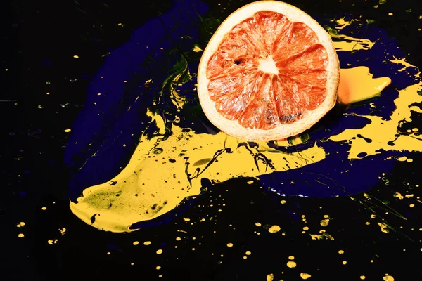 Narancssárga vagy grapefruit, félig festékkel borítva. — Stock Fotó