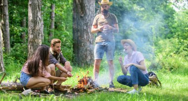 Kavurma Marshmallow popüler grup etkinliği şenlik ateşi etrafında. Şirket arkadaşlar Kavrulmuş Lokum Aperatif doğa arka plan hazırlamak. Gençlik kavurma Marshmallow piknik. Hafta sonu orman faydaları