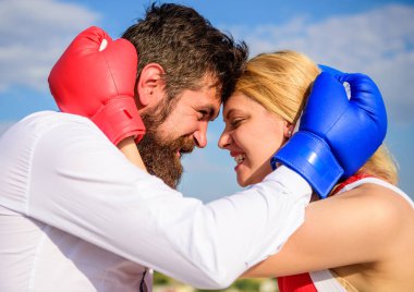 Senin mutluluğun için mücadele. Kaç aşk boks eldiven içinde mavi gökyüzü arka plan sarıl. Adam sakallı ve kız mutlu kavgadan sonra sarıl. Aile hayatına mutluluk ve ilişki sorunları. Uzlaşma ve uzlaşma